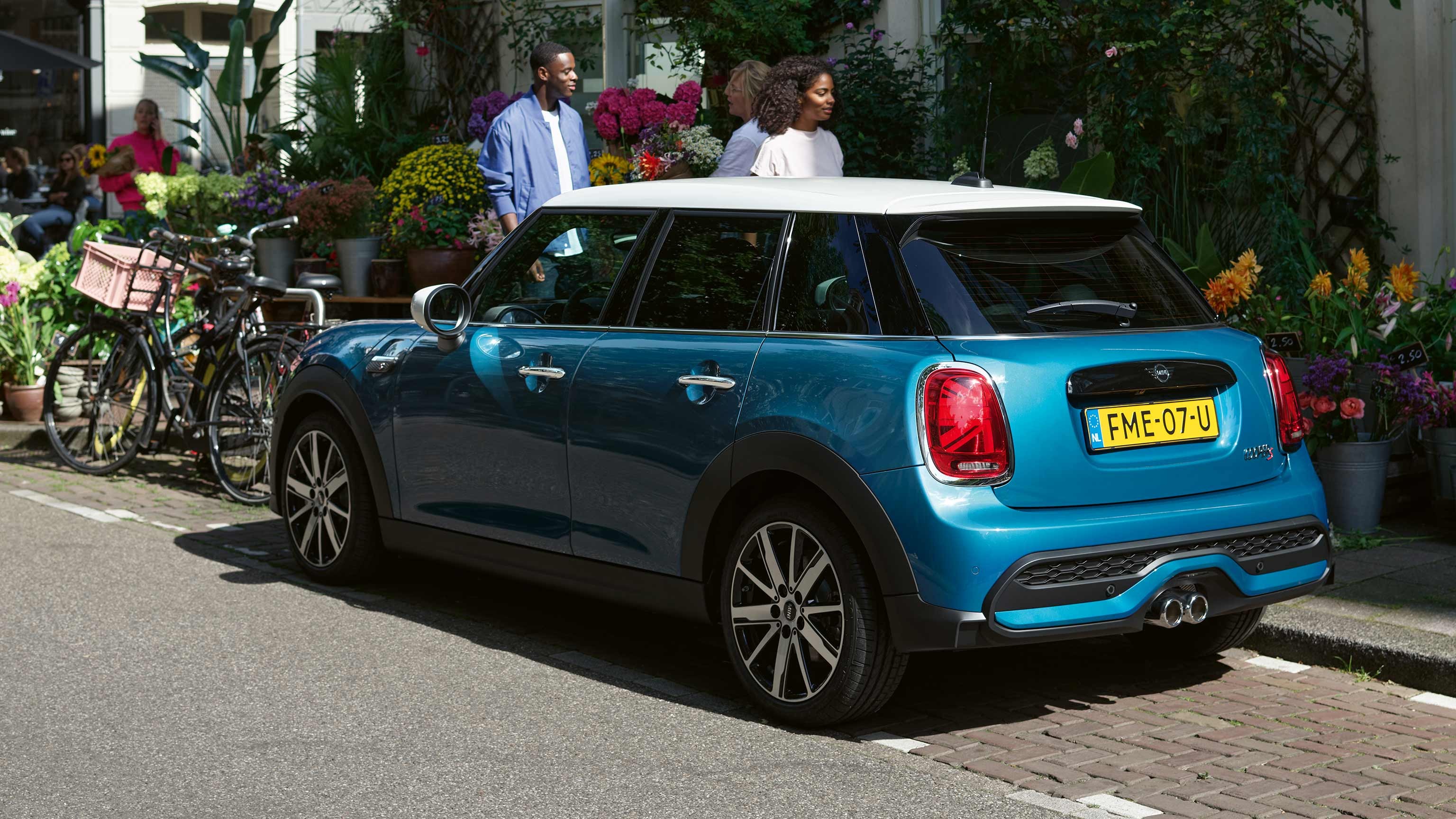 Новый пятидверный хэтчбек MINI – синий и белый – вид спереди